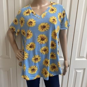Amaryllis Womens 2X Short Sleeve Sunflower Pattern Tee. So cute and flattering.